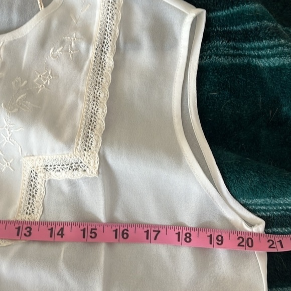 Hem & Thread Women’s Ivory Sleeveless Blouse With Lace Size Large NWT - Picture 6 of 9